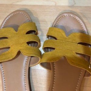 New - GUESS - Sandals